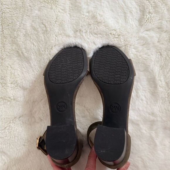 👠 MICHAEL KORS Suede Olive Green Ankle Strap Block Heels 8 - Picture 9 of 9